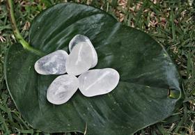 Cristal Quartzo Branco Rolado unitário de 3 a 4 cm Cristal Quartzo Branco Rolado unitário de 3 a 4 cm