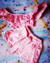 Cropett e saia com botões e cinto