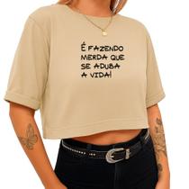 Cropped Algodão Curto Feminino Estampado É Fazendo Merda Que Se Aduba A Vida 233 Meme Engraçado