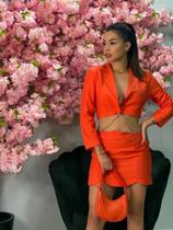 cropped blazer com detalhes em strass