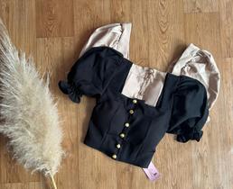 Cropped com mangas curtas