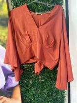 Cropped com pregas Cropped com pregas