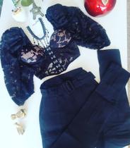 Cropped em renda, com manga princesa, na cor preto Cropped em renda, com manga princesa, na cor preto
