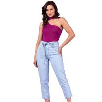 Cropped mom * cintura alta * jeans com elastano * com cinto