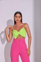 cropped no modelo de laco verde no tamanho M