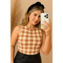 Cropped Tricô Modal Regata Feminino Xadrez Tendência Moda Verão 2026 Emylu Tricot Cor:branco/areiaTamanho:U