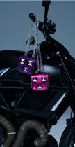 Crossbody tachas