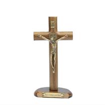 Crucifixo de Mesa Madei Cilíndrica 17cm São Bento Ouro Velho (Eis o Cordeiro) - Malu Artigos Religiosos