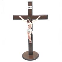 Crucifixo De Mesa Madeira Cristo Resina Base Grande 40 Cm