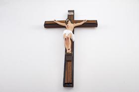Crucifixo de Parede Madeira e Resina 39 cm - Amém Decoração Religiosa
