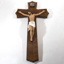 Crucifixo De Parede Marrom Importado Resina 50 Cm - Amém Decoração Religiosa
