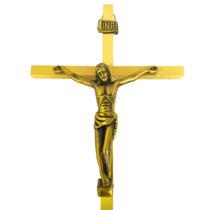 Crucifixo em metal de pendurar ouro velho - Carmella Presentes
