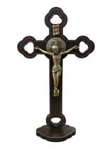 Crucifixo MDF Tabaco C/ Medalha São Bento e Cristo em Metal Crucifixo MDF Tabaco C/ Medalha São Bento e Cristo em Metal