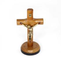 Crucifixo Mesa 7cm Madeira Ouro Velho Eis o Cordeiro de Deus (Eis o Cordeiro) - Malu Artigos Religiosos