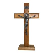 Crucifixo P/ Mesa/Parede Em Madeira C/ Medalha De São Bento Em Metal Nas Cores Ouro/Prata/Onix 28cm