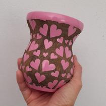 Cuia de Chimarrão em madeira gravada a laser com corações rosa claro