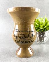 Cuia de Madeira Lisa Com Pé - Tudo na Vida Passa, Menos a Vontade de Tomar Chimarrão