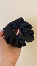 Dark Mini scrunchie de cetim premium Preto