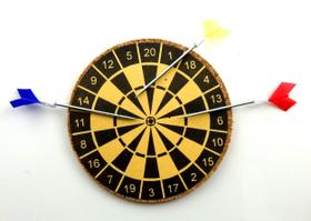 Dart Board Dollhouse em miniatura em escala 1:12 com 3 dardos