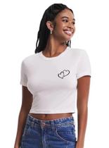 Dê um upgrade no seu visual com nossa camiseta cropped feminina 100 algodão, que combina a delicadeza de uma estampa de rosa com o conforto de um tec
