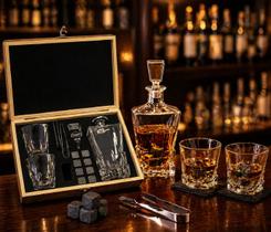 Decanter Whiskey Com Dois Copos Gelo Em Pedra Caixa Madeira