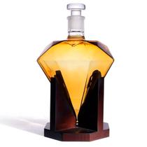 Decanter Whisky Modelo Diamante Pirâmide Com Base Madeira - Genuinos