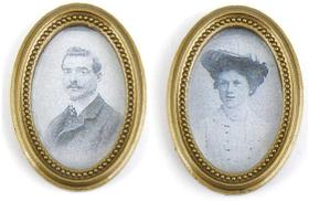 Decoração de parede com moldura de fotos de casal em miniatura de casa de bonecas