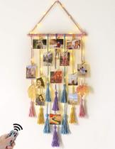 Decoração de quarto: colagem de imagens em macramê Homecor com luzes de fada Decoração de quarto: colagem de imagens em macramê Homecor com luzes de fada