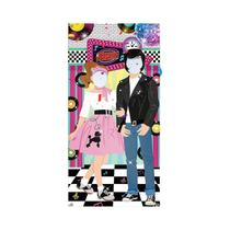 Decoração De Restaurante Com Fundo De Festa Rock Dos Anos 1950, Discos De Vinil E Piso Quadriculado Decoração De Restaurante Com Fundo De Festa Rock Dos Anos 1950, Discos De Vinil E Piso Quadriculado