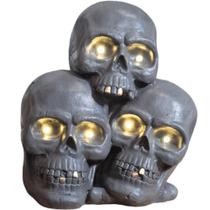 Decoração Halloween Caveira Trio de Crânios Grande com Led nos Olhos a Base de Luz Solar Enfeite Casa e Jardim Externo Decoração Halloween Caveira Trio de Crânios Grande com Led nos Olhos a Base de Luz Solar Enfeite Casa e Jardim Externo