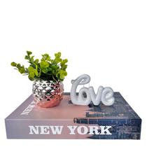Decoração livro New York + vaso rose gold + enfeite palavra - Dünne It