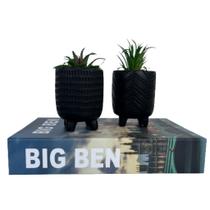 Decoração sala livro Big Ben azul + vaso tripé moderno preto