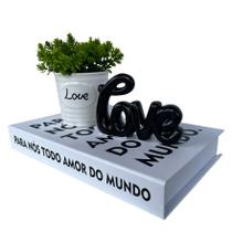 Decoração sala livro + enfeite palavra love + vaso branco