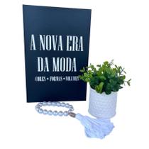 Decoração sala livro fake + vaso branco + colar Japamala