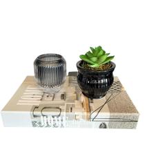 Decoração sala livro home + vaso preto + castiçal vidro fumê