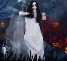 Decorações assustadoras de Halloween penduradas ao ar livre