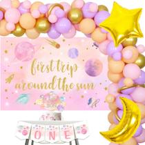Decorações de aniversário definem a primeira viagem de Fangleland ao redor do sol