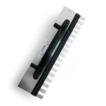 Desempenadeira Bi Regulável Timóteo Aço Dentada 27, 35 ou 43cm Ferramenta para Pisos Azulejos Cerâmicas Porcelanatos Acabamento Profissional Desempenadeira Bi Regulável Timóteo Aço Dentada 27, 35 ou 43cm Ferramenta para Pisos Azulejos Cerâmicas Porcelanatos Acabamento Profissional
