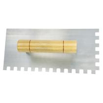 Desempenadeira em aço dentada com cabo de madeira 12 x 25,5 cm - Compel Desempenadeira em aço dentada com cabo de madeira 12 x 25,5 cm - Compel
