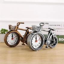 Despertador modelo de bicicleta estilo vintage com a atmosfera clássica.