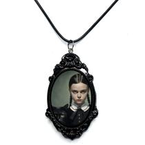 Desperte a bruxa interior com o camafeu wandinha style