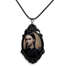 Desperte seu lado mágico com o colar camafeu wandinha e corvo