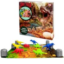 Dino Park Cenário de Tapete com 8 Dinossauros e 6 Pedras