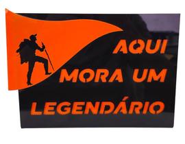 Display Decorativo 'Aqui Mora um Legendário' em Acrílico Preto e Laranja (15x21x5 cm) Display Decorativo 'Aqui Mora um Legendário' em Acrílico Preto e Laranja (15x21x5 cm)