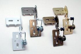 Dobradiça Youngdale 4 3,5 cm com fechamento automático, latão envelhecido Dobradiça Youngdale 4 3,5 cm com fechamento automático, latão envelhecido