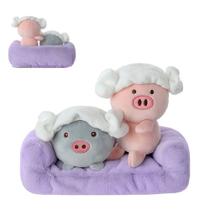 Dois porquinhos de pelucia no sofa Dois porquinhos de pelucia no sofa