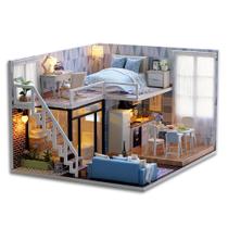 Dollhouse TuKiie em miniatura DIY com móveis em escala 1:24 em azul