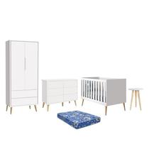 Dormitório Theo 2 Portas, Cômoda 6 Gavetas, Berço, Mesa de Canto Branco Fosco com Pés Madeira Natural e Colchão - Reller Móveis