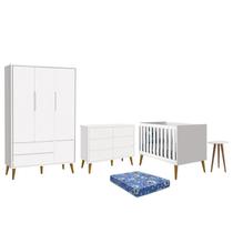 Dormitório Theo 3 Portas, Cômoda 6 Gavetas, Berço, Mesa de Canto Branco Fosco com Pés Amadeirado e Colchão - Reller Móveis