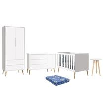 Dormitório Theo Retrô 2 Portas, Cômoda 1 Porta, Berço, Mesa de Apoio Branco Fosco com Pés Madeira Natural e Colchão - Reller Móveis Dormitório Theo Retrô 2 Portas, Cômoda 1 Porta, Berço, Mesa de Apoio Branco Fosco com Pés Madeira Natural e Colchão - Reller Móveis